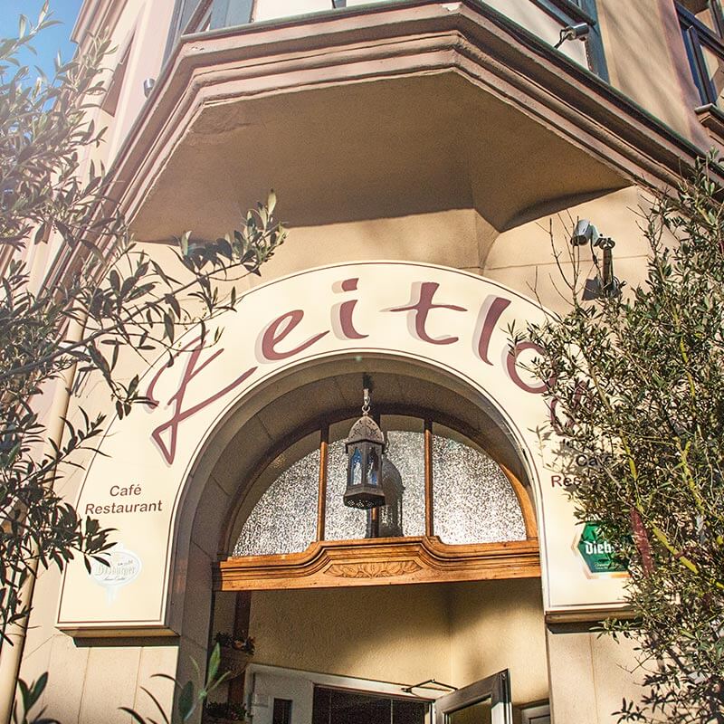Der einladende Rundbogen-Eingang des Restaurant Zeitlos